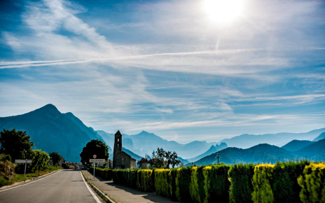 Coll de Nargo (baker,shops,resturants) is only 7 mins drive away